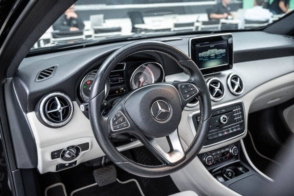 Imagem do veículo MERCEDES-BENZ GLA250 ENDURO 2.0T 211CV C/TETO AUT./2016