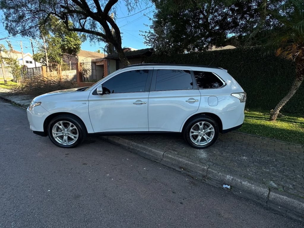 Imagem do veículo MITSUBISHI OUTLANDER 3.0 GT 4X4 V6 24V GASOLINA 4P AUTOMÁTICO