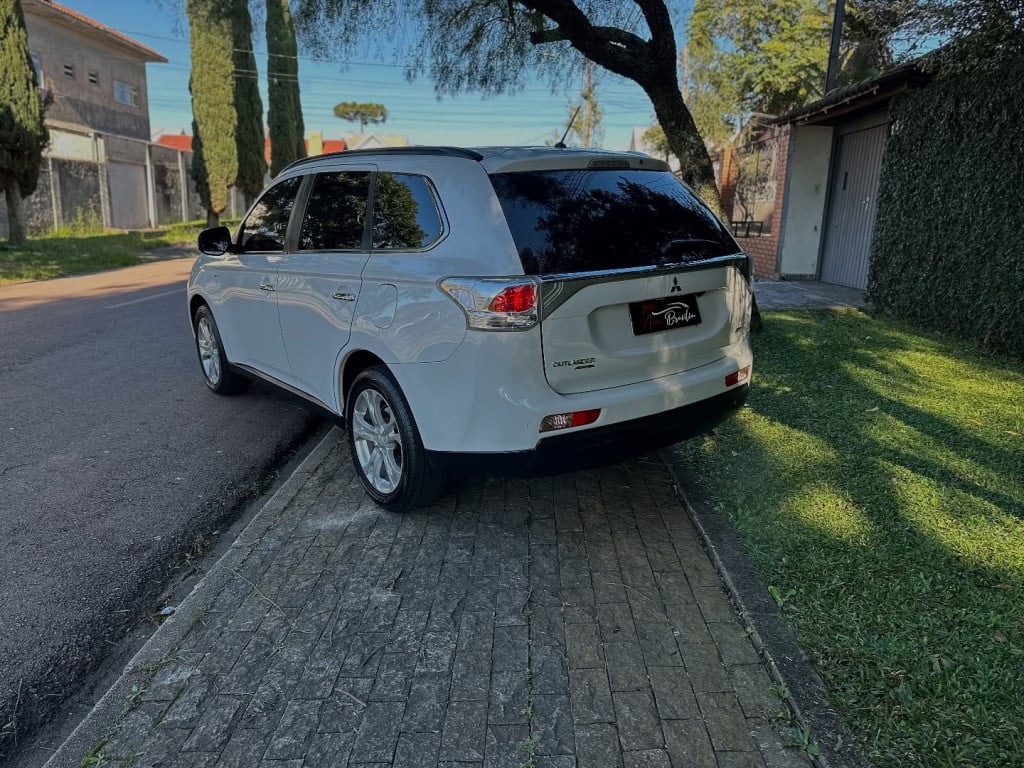 Imagem do veículo MITSUBISHI OUTLANDER 3.0 GT 4X4 V6 24V GASOLINA 4P AUTOMÁTICO