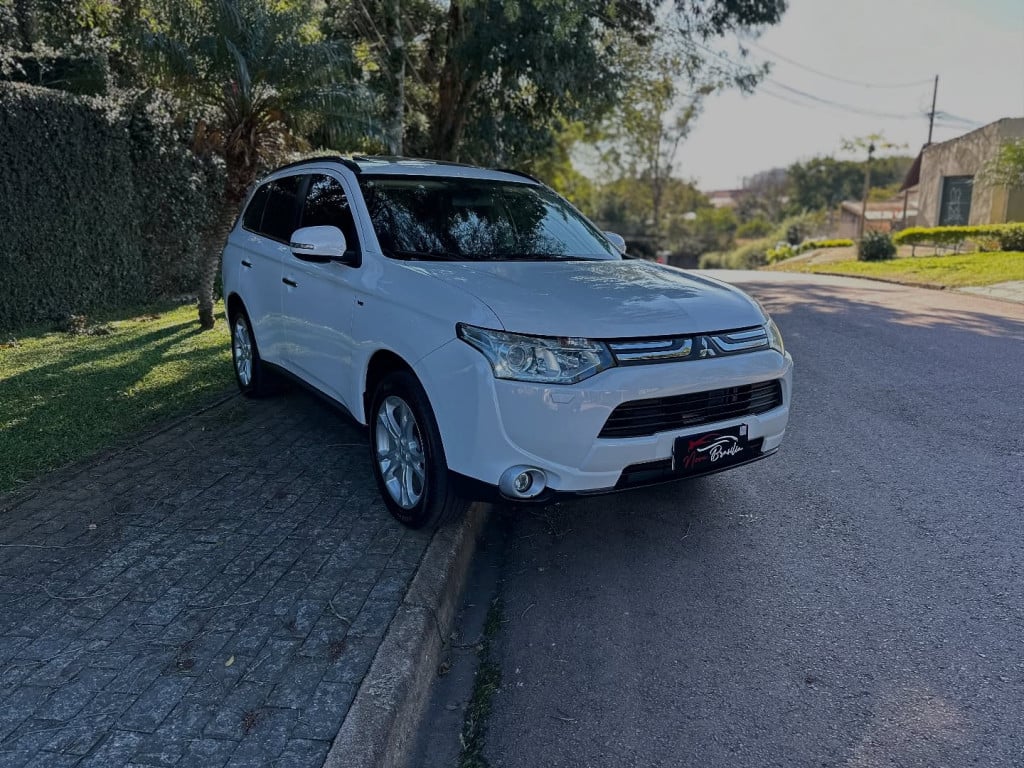 Imagem do veículo MITSUBISHI OUTLANDER 3.0 GT 4X4 V6 24V GASOLINA 4P AUTOMÁTICO