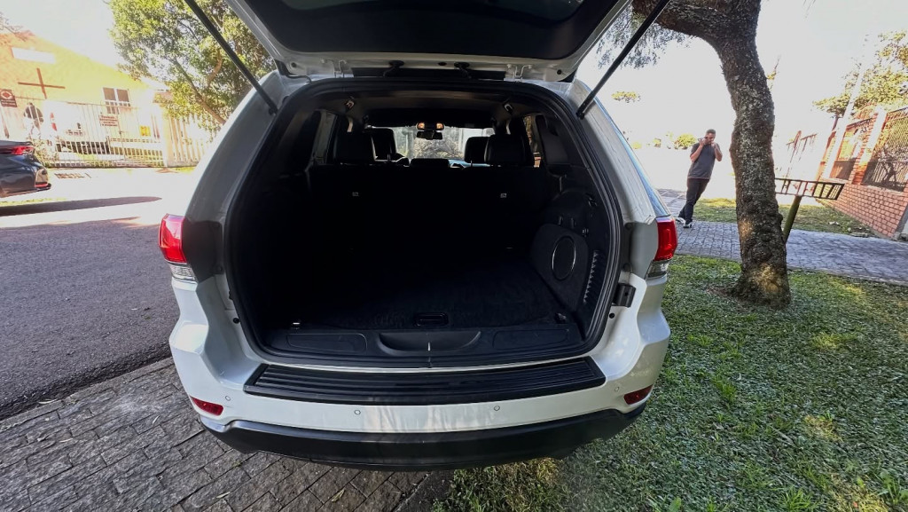 Imagem do veículo JEEP GRAND CHEROKEE 3.6 LAREDO 4X4 V6 24V GASOLINA 4P AUTOMÁTICO