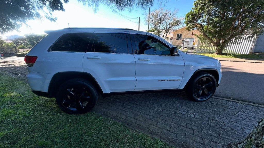 Imagem do veículo JEEP GRAND CHEROKEE 3.6 LAREDO 4X4 V6 24V GASOLINA 4P AUTOMÁTICO