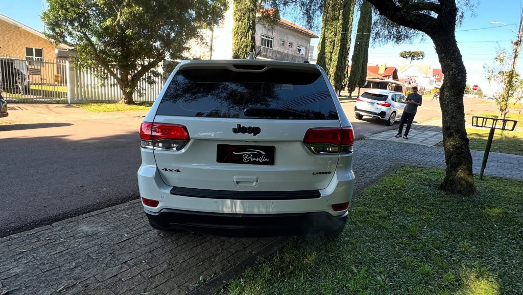Imagem do veículo JEEP GRAND CHEROKEE 3.6 LAREDO 4X4 V6 24V GASOLINA 4P AUTOMÁTICO