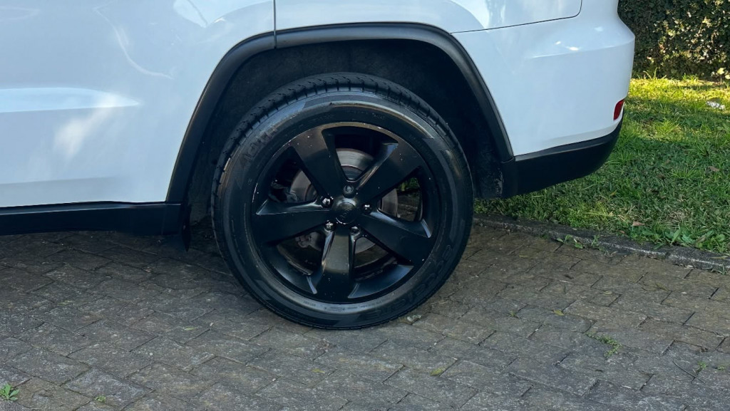 Imagem do veículo JEEP GRAND CHEROKEE 3.6 LAREDO 4X4 V6 24V GASOLINA 4P AUTOMÁTICO