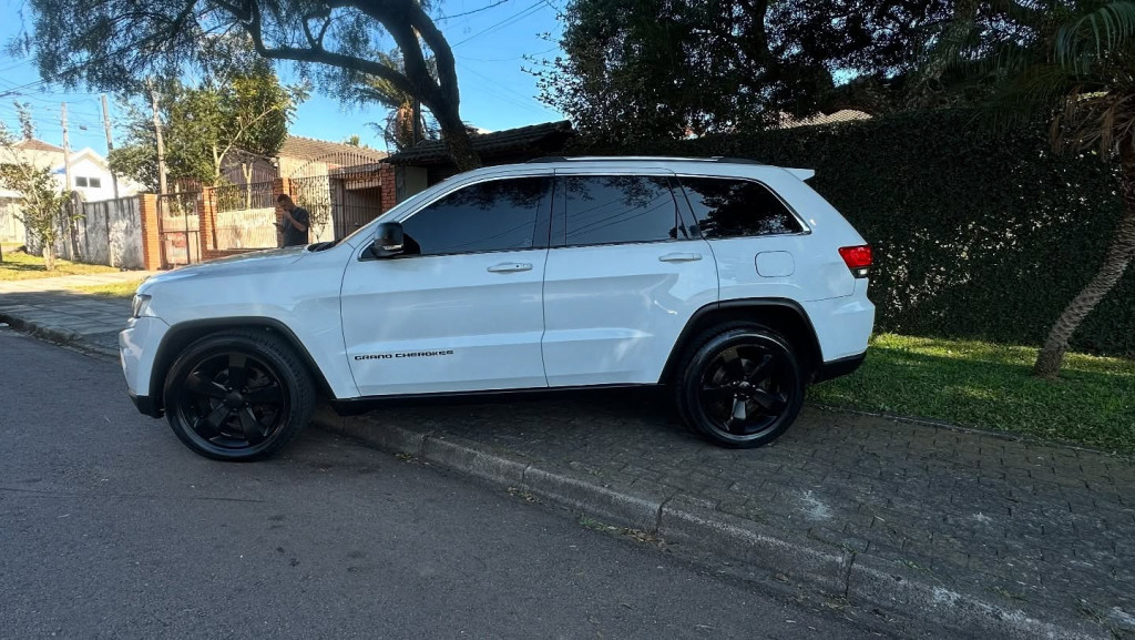 Imagem do veículo JEEP GRAND CHEROKEE 3.6 LAREDO 4X4 V6 24V GASOLINA 4P AUTOMÁTICO