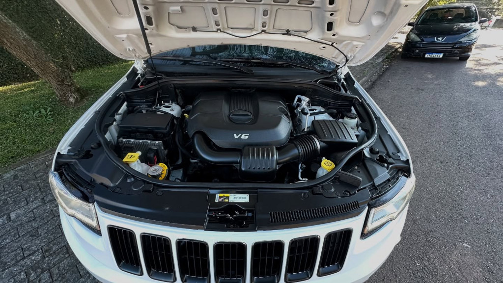 Imagem do veículo JEEP GRAND CHEROKEE 3.6 LAREDO 4X4 V6 24V GASOLINA 4P AUTOMÁTICO