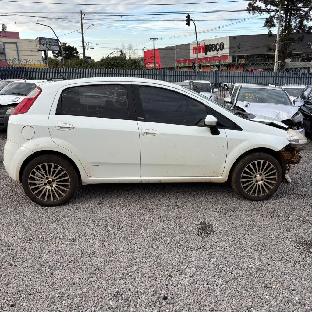 Imagem do veículo FIAT PUNTO 1.6 ESSENCE 16V FLEX 4P MANUAL