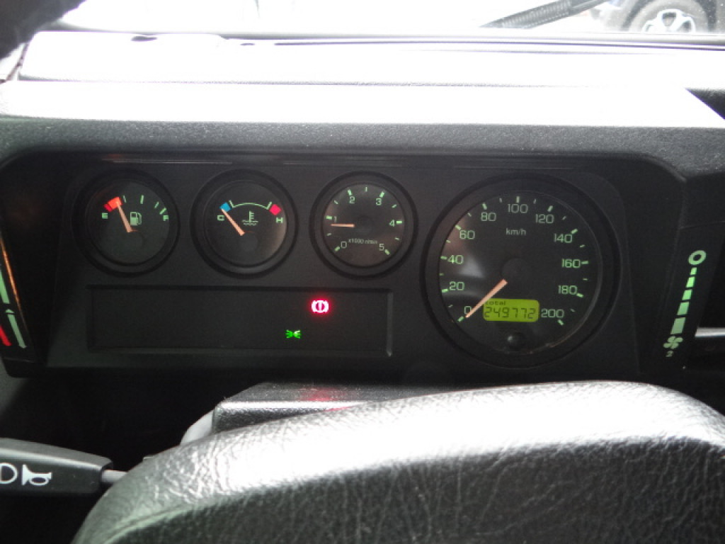 Imagem do veículo LAND ROVER DEFENDER 2.5 COUNTY SW 110 4X4 TURBO DIESEL 4P MANUAL