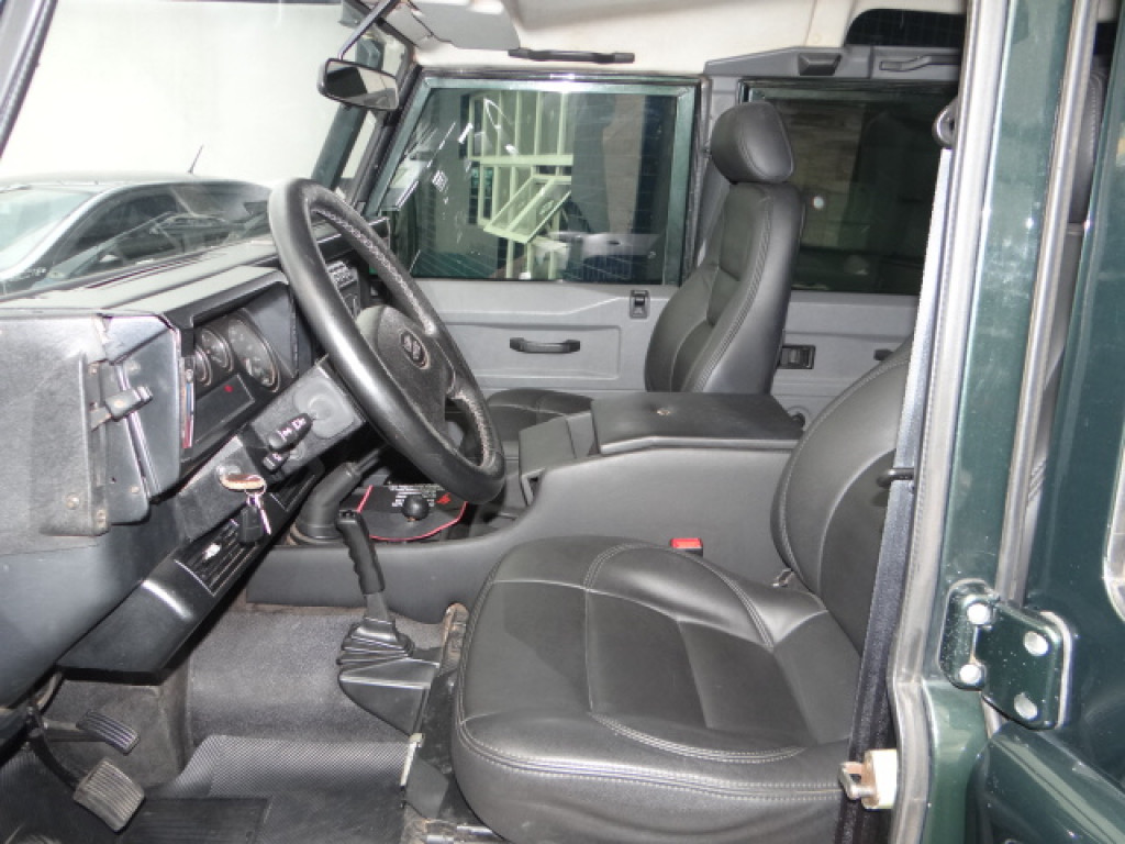 Imagem do veículo LAND ROVER DEFENDER 2.5 COUNTY SW 110 4X4 TURBO DIESEL 4P MANUAL