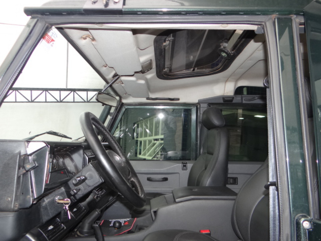 Imagem do veículo LAND ROVER DEFENDER 2.5 COUNTY SW 110 4X4 TURBO DIESEL 4P MANUAL