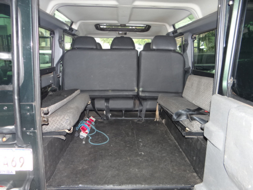 Imagem do veículo LAND ROVER DEFENDER 2.5 COUNTY SW 110 4X4 TURBO DIESEL 4P MANUAL