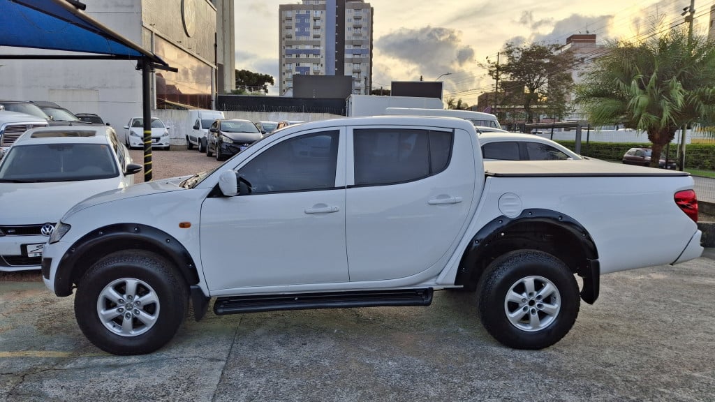 Imagem do veículo MITSUBISHI L200 TRITON 3.2 GL 4X4 CD 16V TURBO INTERCOLER DIESEL 4P MANUAL