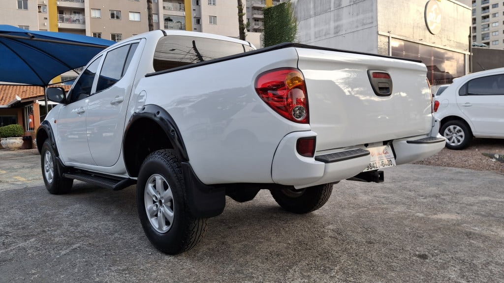 Imagem do veículo MITSUBISHI L200 TRITON 3.2 GL 4X4 CD 16V TURBO INTERCOLER DIESEL 4P MANUAL