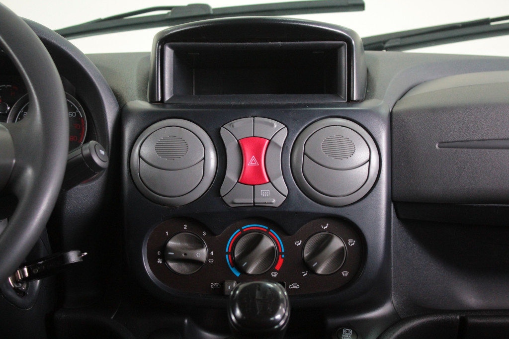 Imagem do veículo FIAT DOBLO ESSENCE 1.8 7L MANUAL - 2021 - BRANCO