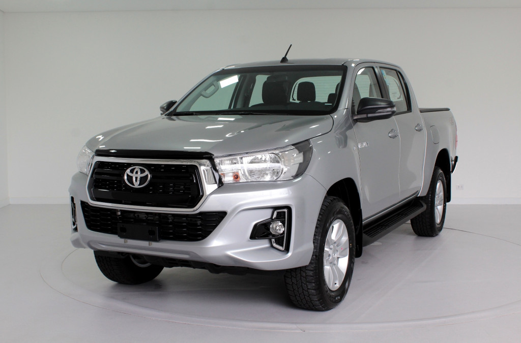 TOYOTA HILUX 2.8 SR 4X4 CD TURBO DIESEL 4P AUTOMÁTICO 6M - 2020 - PRATA **0 KM** TOYOTA HILUX 2.8 SR 4X4 CD TURBO DIESEL 4P AUTOMÁTICO 6M - 2020 - PRATA **0 KM**