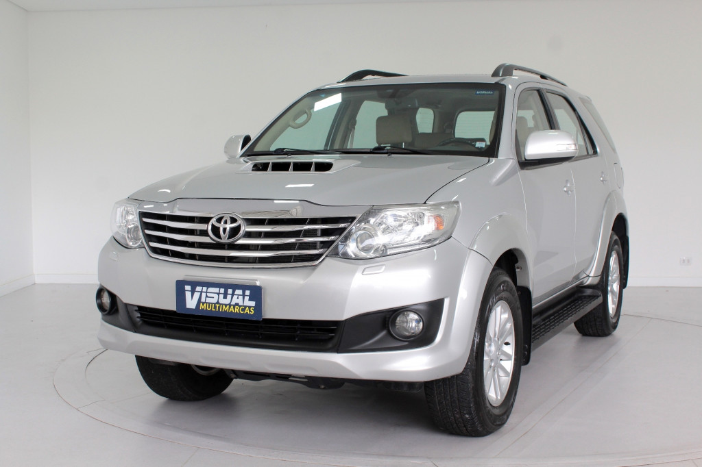 TOYOTA HILUX SW4 3.0 SRV 4X4 TURBO DIESEL AUTOMÁTICO 5M - 2013 - PRATA TOYOTA HILUX SW4 3.0 SRV 4X4 TURBO DIESEL AUTOMÁTICO 5M - 2013 - PRATA
