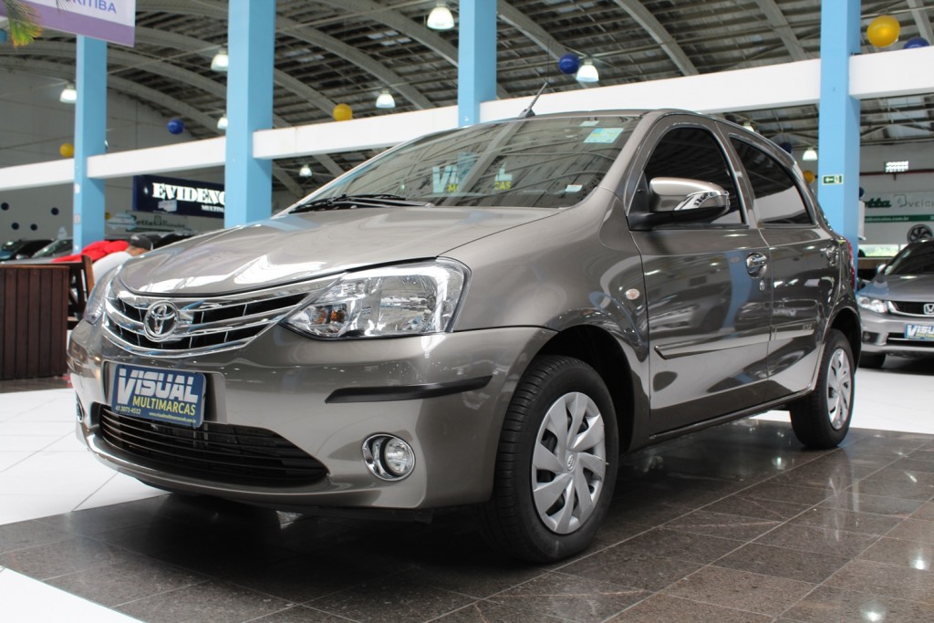 TOYOTA ETIOS X 1.3 4P AUTOMÁTICO - 2017 - CINZA TOYOTA ETIOS X 1.3 4P AUTOMÁTICO - 2017 - CINZA