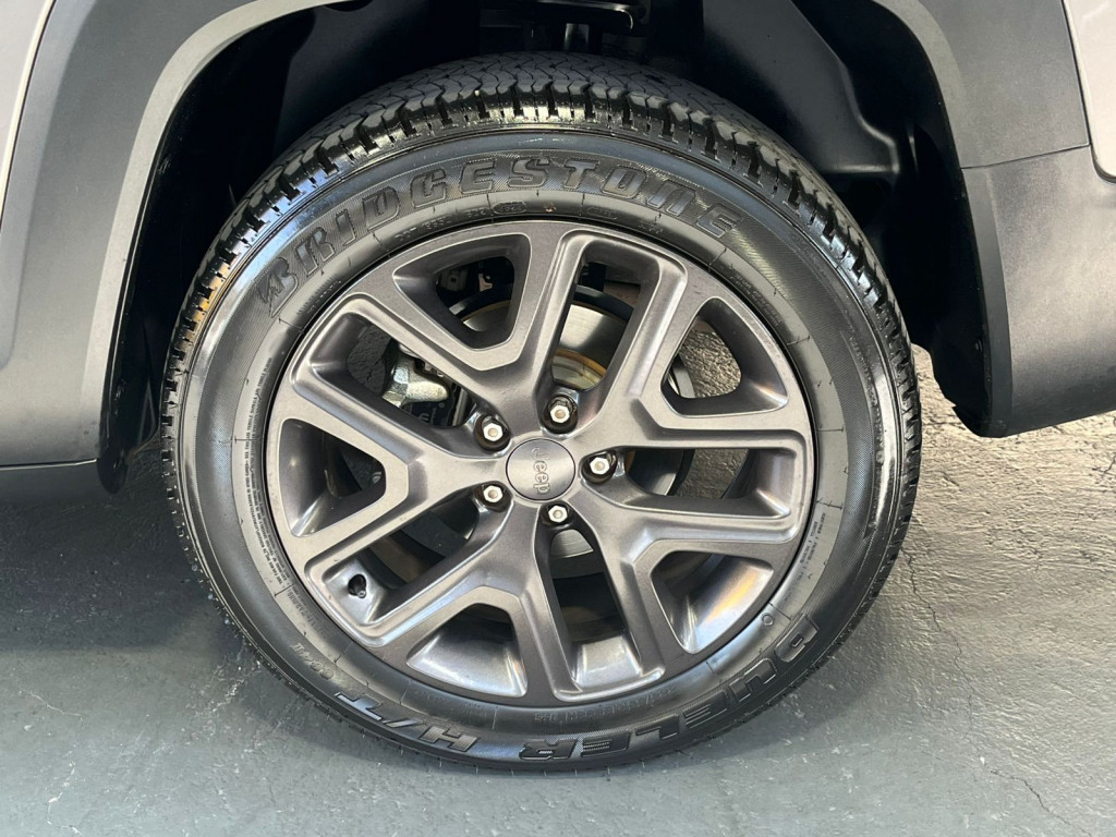 Imagem do veículo RENEGADE 1.8 FLEX AT LONGITUDE COM APENAS 32.000KM - ÚNICO DONO COM TODAS REVISÕES NA JEEP!