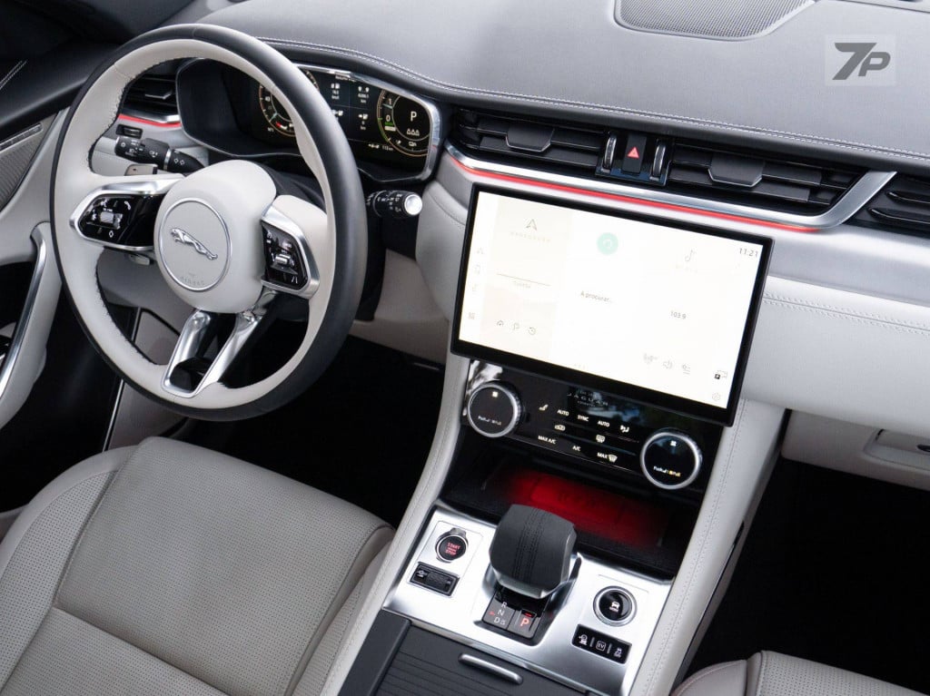 Imagem do veículo JAGUAR F-PACE PHEV R-DYNAMIC SE HIBRIDO