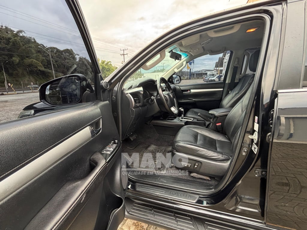 Imagem do veículo TOYOTA HILUX 2.8 D-4D TURBO DIESEL CD SRX 4X4 AUTOMÁTICO