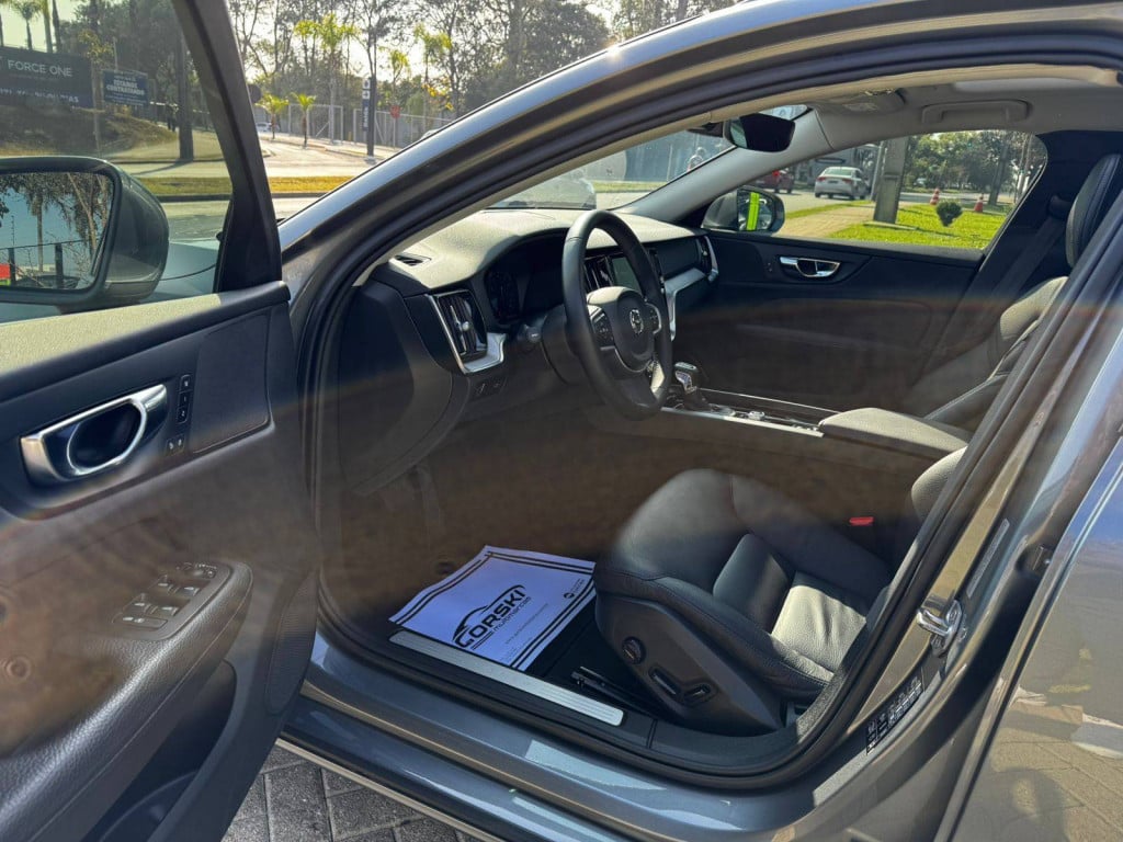 Imagem do veículo Volvo V60 T5 Momentum 2020