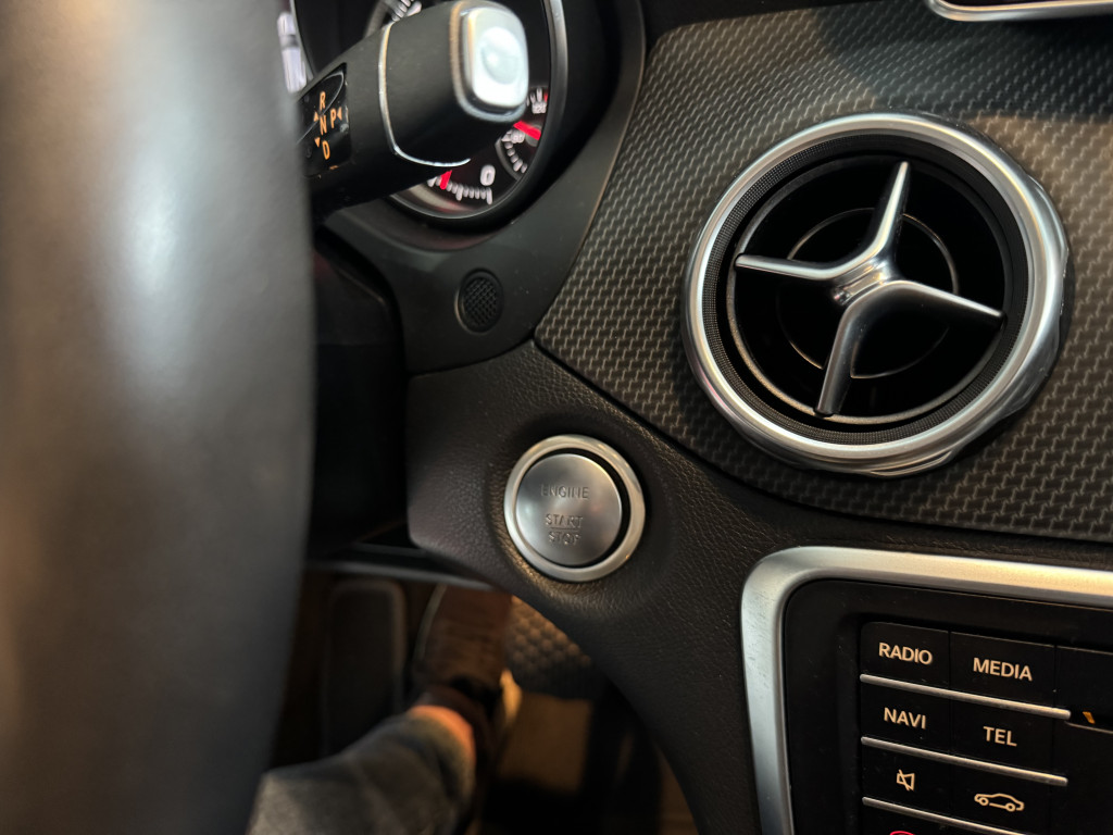 Imagem do veículo MERCEDES-BENZ GLA 200 1.6 CGI STYLE 16V TURBO FLEX 4P AUTOMÁTICO
