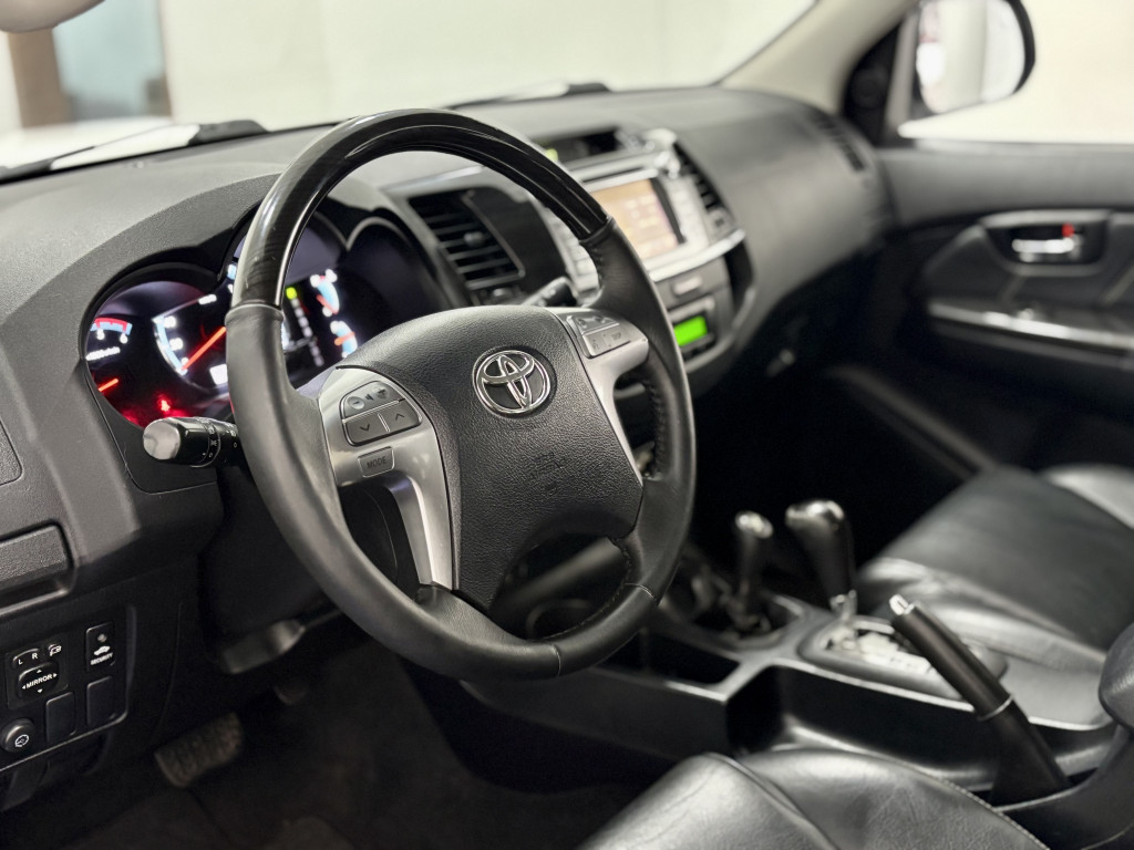 Imagem do veículo TOYOTA HILUX SW4 3.0 SRV 4X4 7 LUGARES 16V TURBO INTERCOOLER DIESEL 4P AUTOMÁTICO