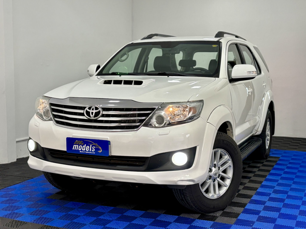 Imagem do veículo TOYOTA HILUX SW4 3.0 SRV 4X4 7 LUGARES 16V TURBO INTERCOOLER DIESEL 4P AUTOMÁTICO