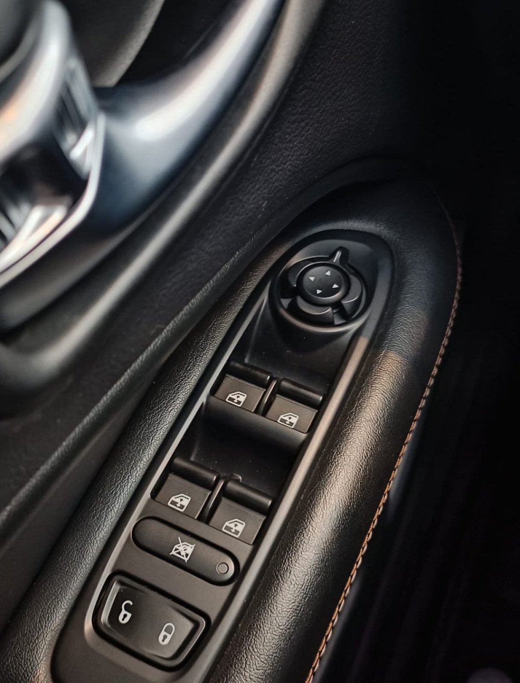 Imagem do veículo JEEP COMPASS 2.0 16V DIESEL LONGITUDE 4X4 AUTOMÁTICO