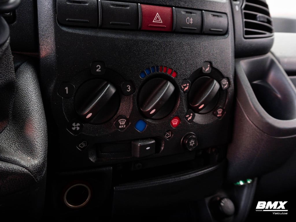 Imagem do veículo PEUGEOT BOXER 2.3 HDI 330 16 LUGARES 16V TURBO DIESEL INTERCOOLER 4P MANUAL