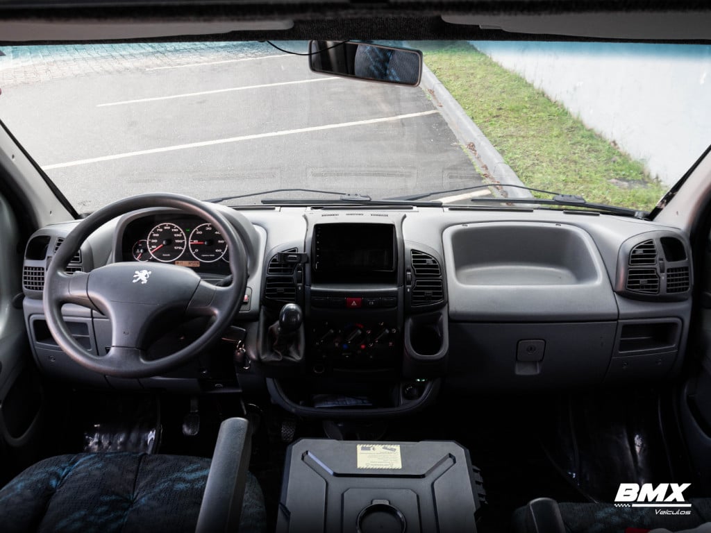 Imagem do veículo PEUGEOT BOXER 2.3 HDI 330 16 LUGARES 16V TURBO DIESEL INTERCOOLER 4P MANUAL