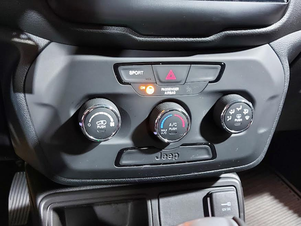 Imagem do veículo JEEP RENEGADE 1.8 FLEX AUTOMÁTICO - 2020 - PRATA