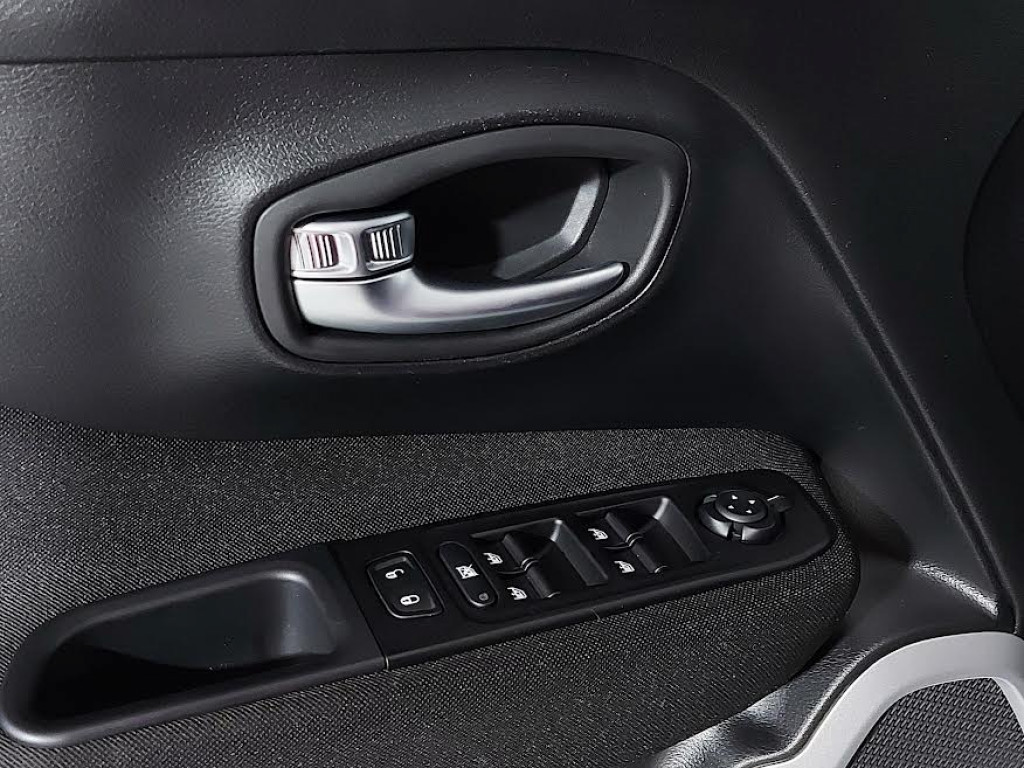 Imagem do veículo JEEP RENEGADE 1.8 FLEX AUTOMÁTICO - 2020 - PRATA