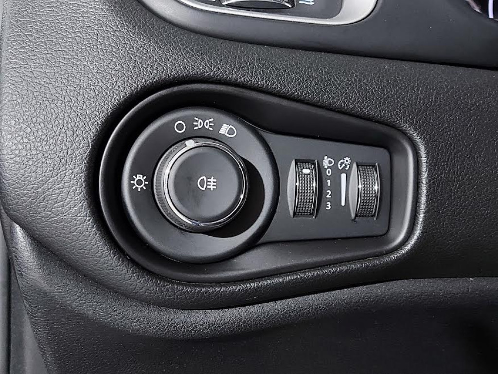 Imagem do veículo JEEP RENEGADE 1.8 FLEX AUTOMÁTICO - 2020 - PRATA