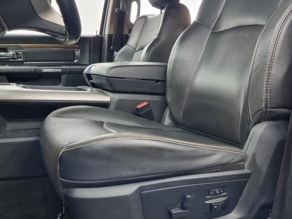 Imagem do veículo DODGE RAM LARAMIE 2500 I6 CD 6.7 4X4 TURBO DIESEL AUTOMÁTICO - 2017 - PRETO
