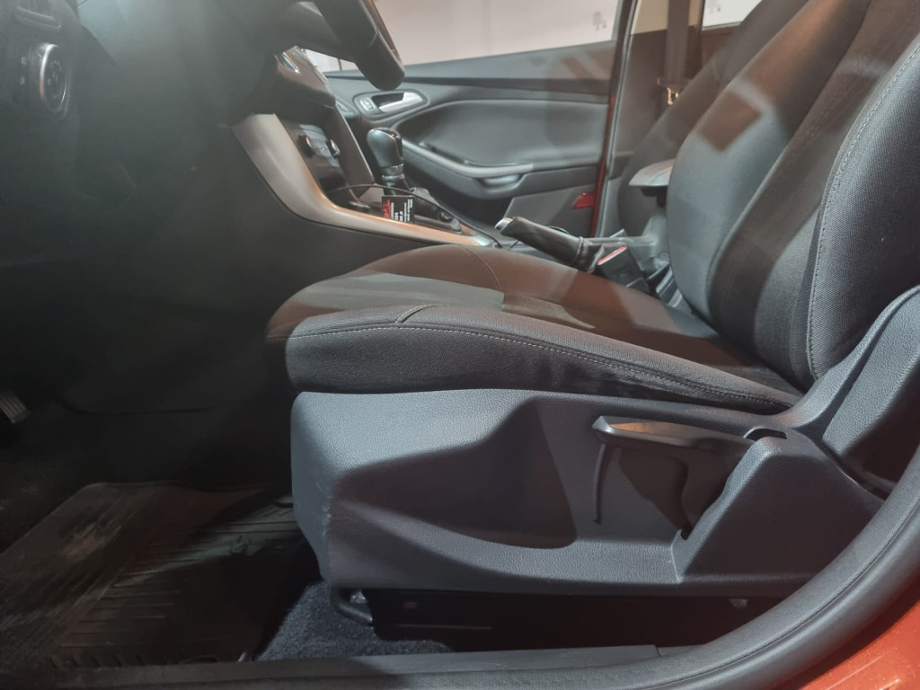 Imagem do veículo FORD FOCUS HATCH SE 1.6 FLEX MANUAL - 2018 - VERMELHO