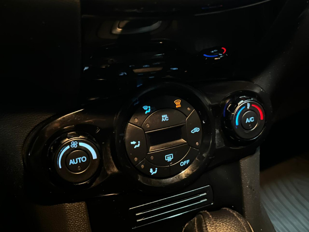 Imagem do veículo FORD FIESTA HATCH TITANIUM 1.6 FLEX AUTOMATIZADO - 2014 - PRATA