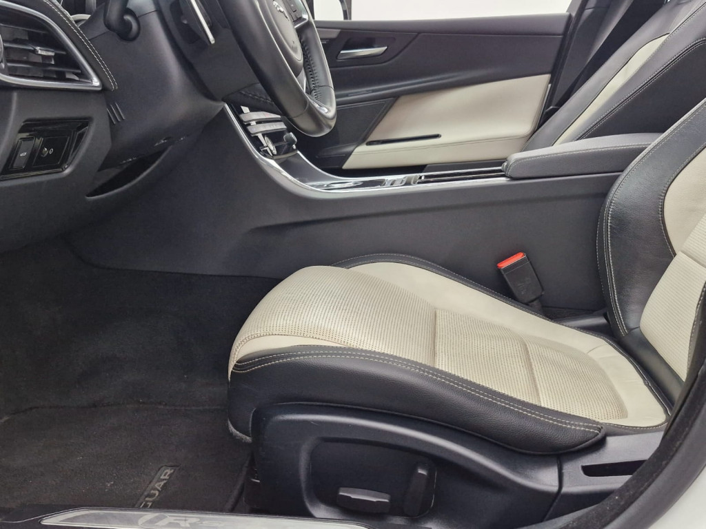 Imagem do veículo JAGUAR XE R-SPORT 2.0 GASOLINA AUTOMÁTICO - 2018 - BRANCO