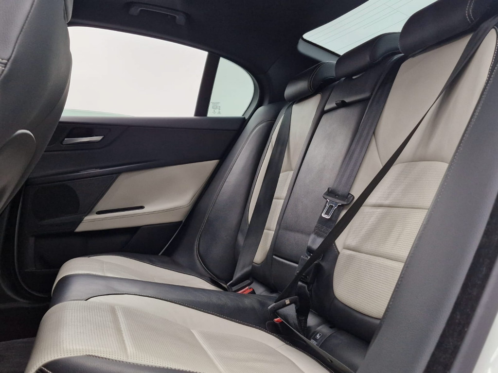 Imagem do veículo JAGUAR XE R-SPORT 2.0 GASOLINA AUTOMÁTICO - 2018 - BRANCO