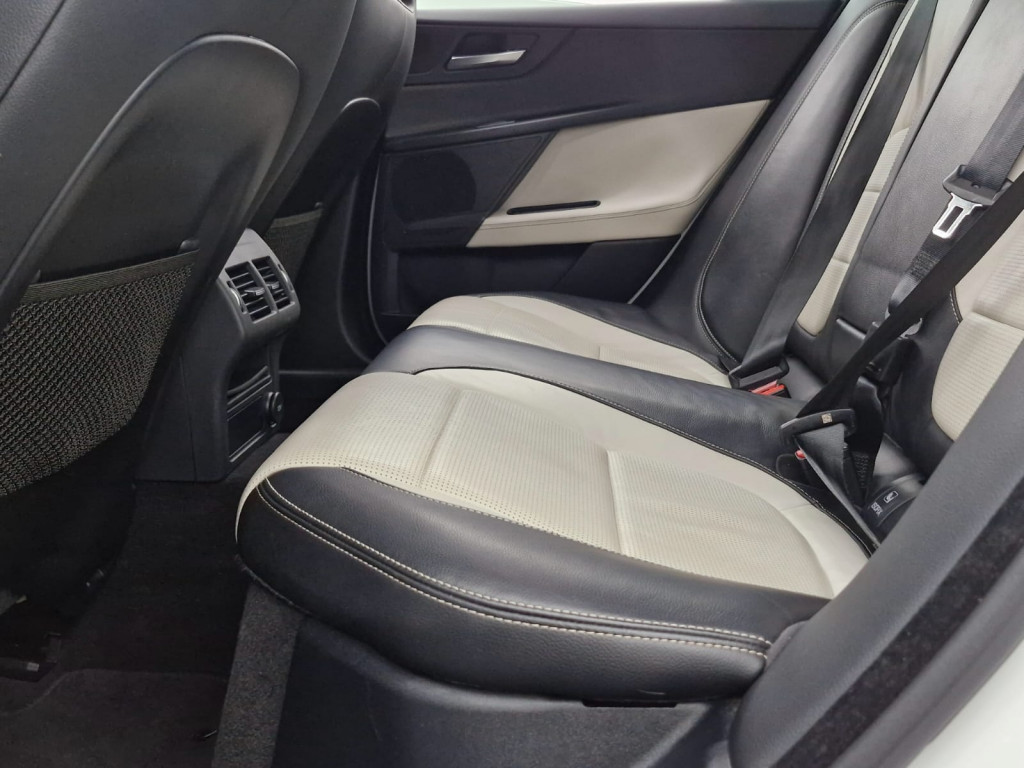 Imagem do veículo JAGUAR XE R-SPORT 2.0 GASOLINA AUTOMÁTICO - 2018 - BRANCO