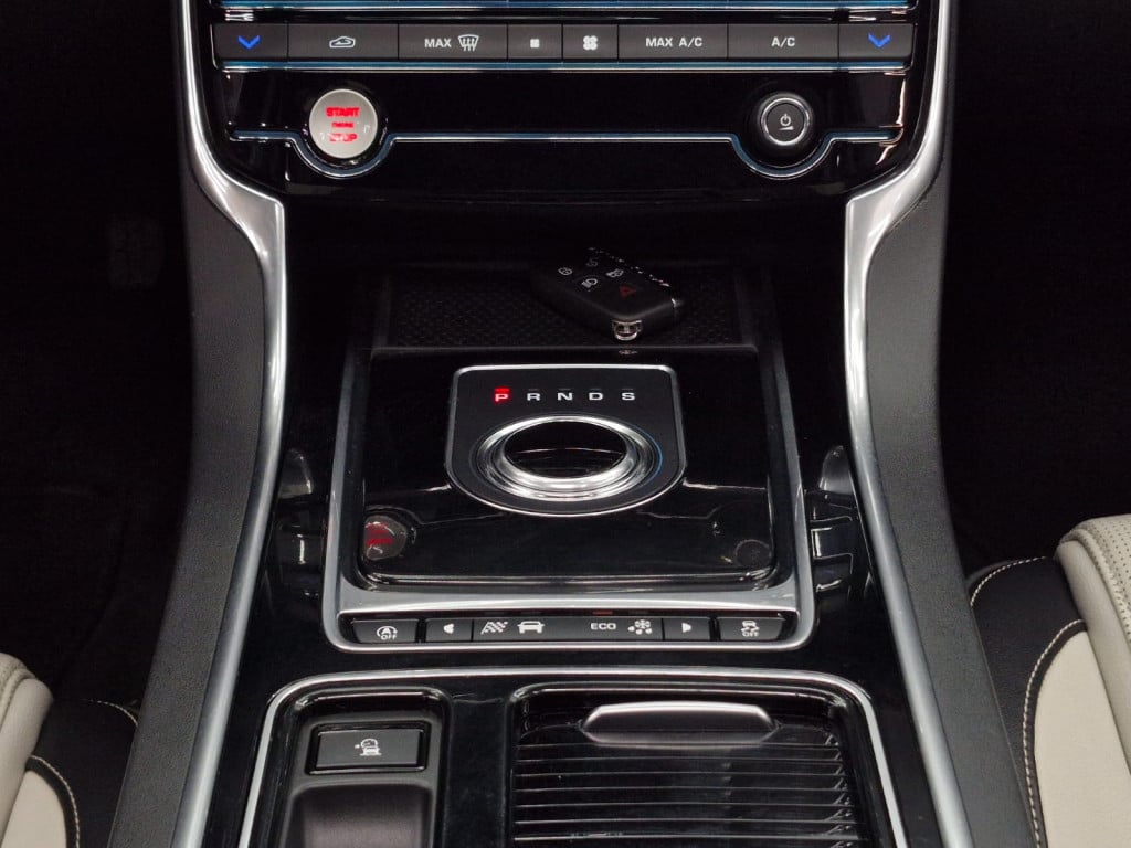 Imagem do veículo JAGUAR XE R-SPORT 2.0 GASOLINA AUTOMÁTICO - 2018 - BRANCO