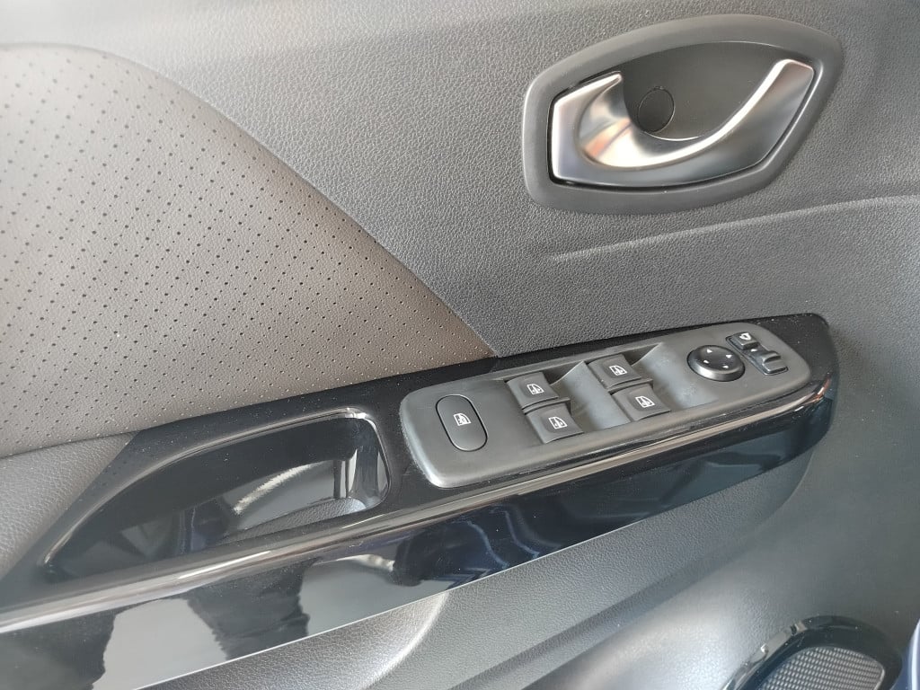 Imagem do veículo RENAULT CAPTUR 1.3 TCE FLEX ICONIC X-TRONIC 21/22 AZUL