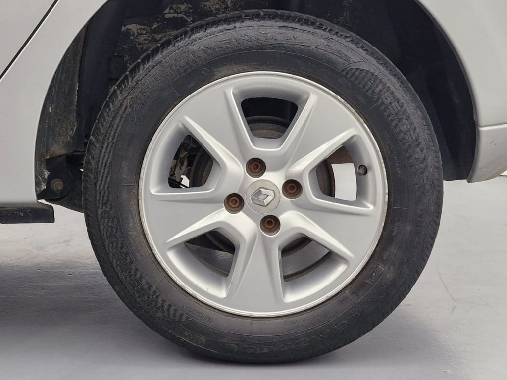 Imagem do veículo RENAULT SANDERO DYNAMIQUE 1.6 MANUAL - 2015 - PRATA