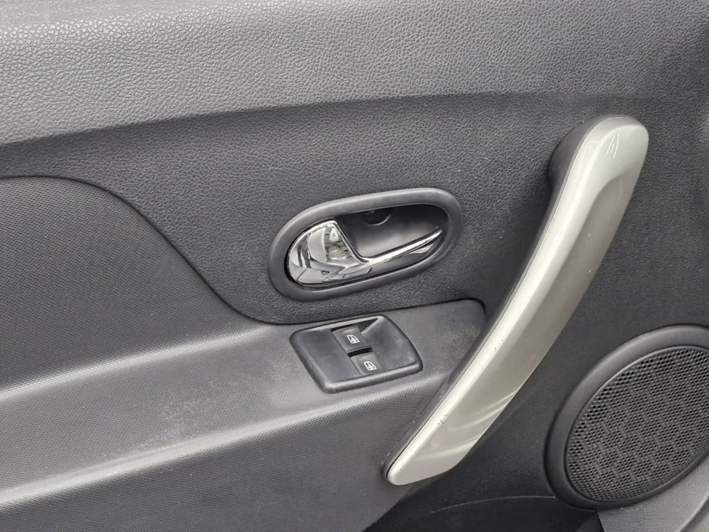 Imagem do veículo RENAULT SANDERO DYNAMIQUE 1.6 MANUAL - 2015 - PRATA