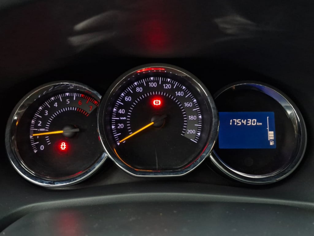 Imagem do veículo RENAULT SANDERO DYNAMIQUE 1.6 MANUAL - 2015 - PRATA