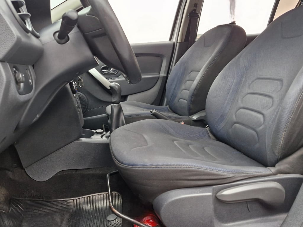 Imagem do veículo RENAULT SANDERO DYNAMIQUE 1.6 MANUAL - 2015 - PRATA
