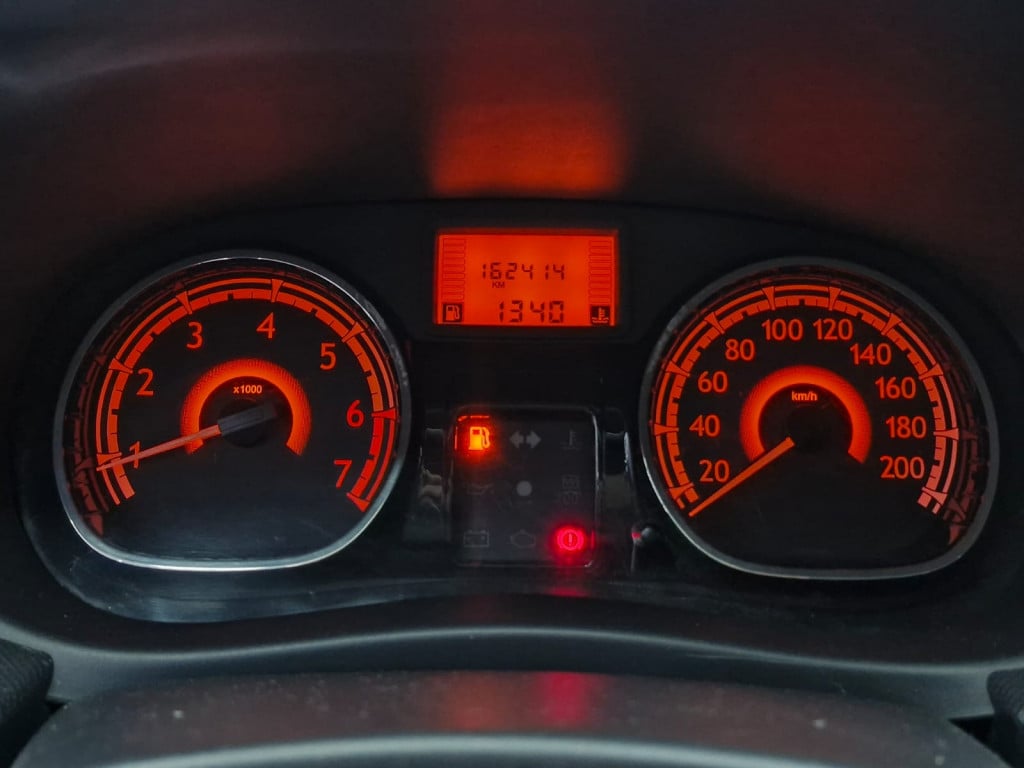 Imagem do veículo RENAULT SANDERO EXPRESSION 1.0 FLEX MANUAL -2013 - PRATA