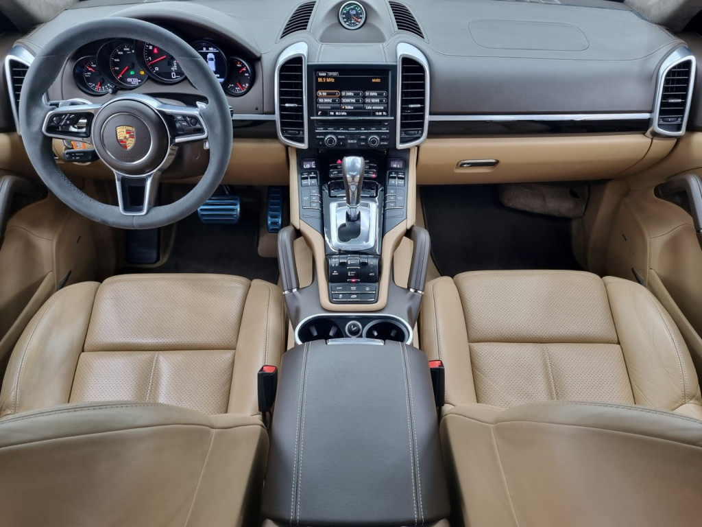 Imagem do veículo PORSCHE CAYENNE GTS 3.6 V6 4X4 GASOLINA AUTOMÁTICO - 2016 - PRETO