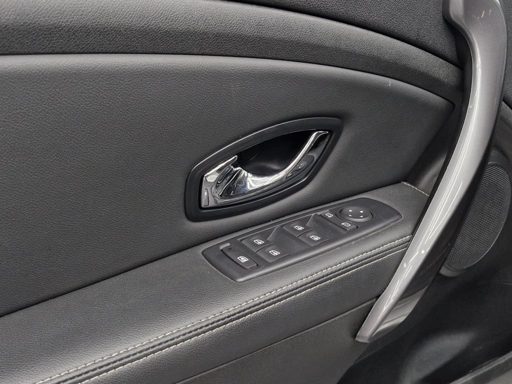 Imagem do veículo RENAULT FLUENCE DYNAMIQUE PLUS 2.0 FLEX CVT - 2017 - PRATA
