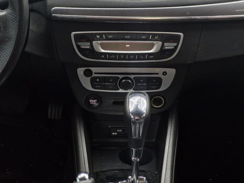 Imagem do veículo RENAULT FLUENCE DYNAMIQUE PLUS 2.0 FLEX CVT - 2017 - PRATA